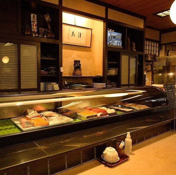 カウンター席では目の前で握る寿司を握る様子を見ながらお食事をお楽しみいただけます。お一人様でもお気軽にご来店いただけます。大切な方とのお食事や接待など、特別なシーンでもぜひご利用ください。ご予約はお早めに。