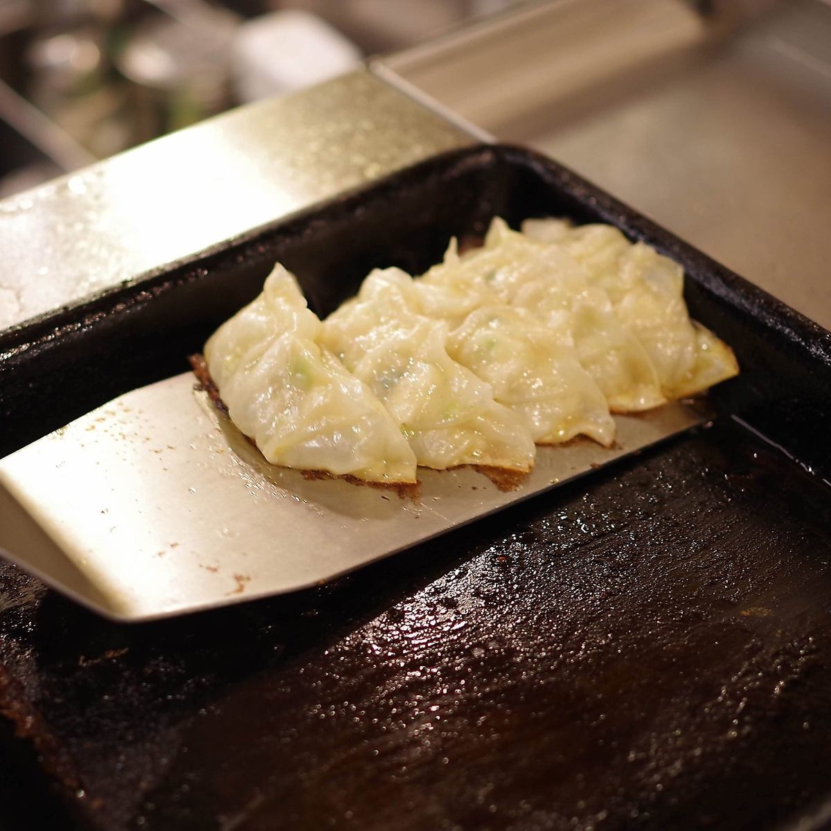 店内仕込み!こだわりのマルケン餃子は242円(税込)～ご賞味下さい