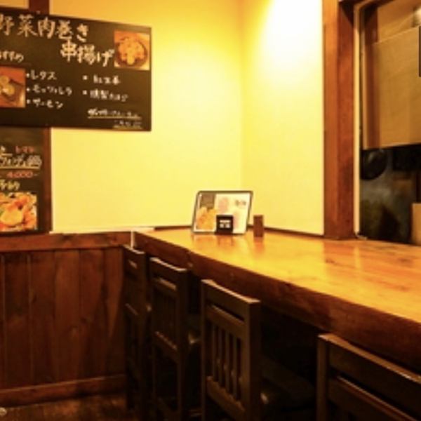 カウンター席もございます。焼き場が見えるカウンター席はオススメ席です★会社帰りにサクッと飲みたい方はもちろん、お一人様も大歓迎☆ビアカクテル・日本酒・焼酎…ドリンクも豊富に取り揃えておりますので、スタッフまでお尋ねください！ご来店お待ちしております！ #野菜巻き#野菜肉巻き#炉端焼き#逢楽#女子会#宴会