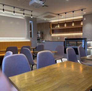 2名席は店内でも気軽に利用しやすい人気の席。会話がしやすい距離感で、料理を楽しみながらゆったり過ごせます。少人数の飲み会や気軽な食事にもぴったりのテーブルです。