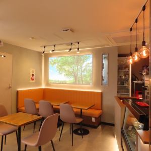 4인용 테이블은 동료끼리 마시거나 그룹 이용에 최적.요리를 공유하면서 대화를 즐길 수 있는 넓이로, 파티의 분위기도 자연스럽게 고조됩니다.느긋하게 보낼 수 있는 인기의 자리입니다.