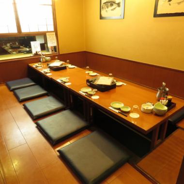 木の温もり溢れる心地よい空間。掘りごたつ式お座敷席は、接待やお食事会にもぴったり。混み合うシーズンはすぐに埋まってしまいますので、人気の個室はお早めにご予約ください♪