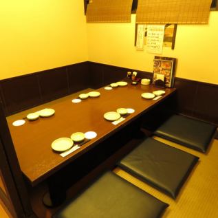 足を伸ばしてお寛ぎ頂ける掘りごたつ座敷席。接待やお食事会にもぴったり♪