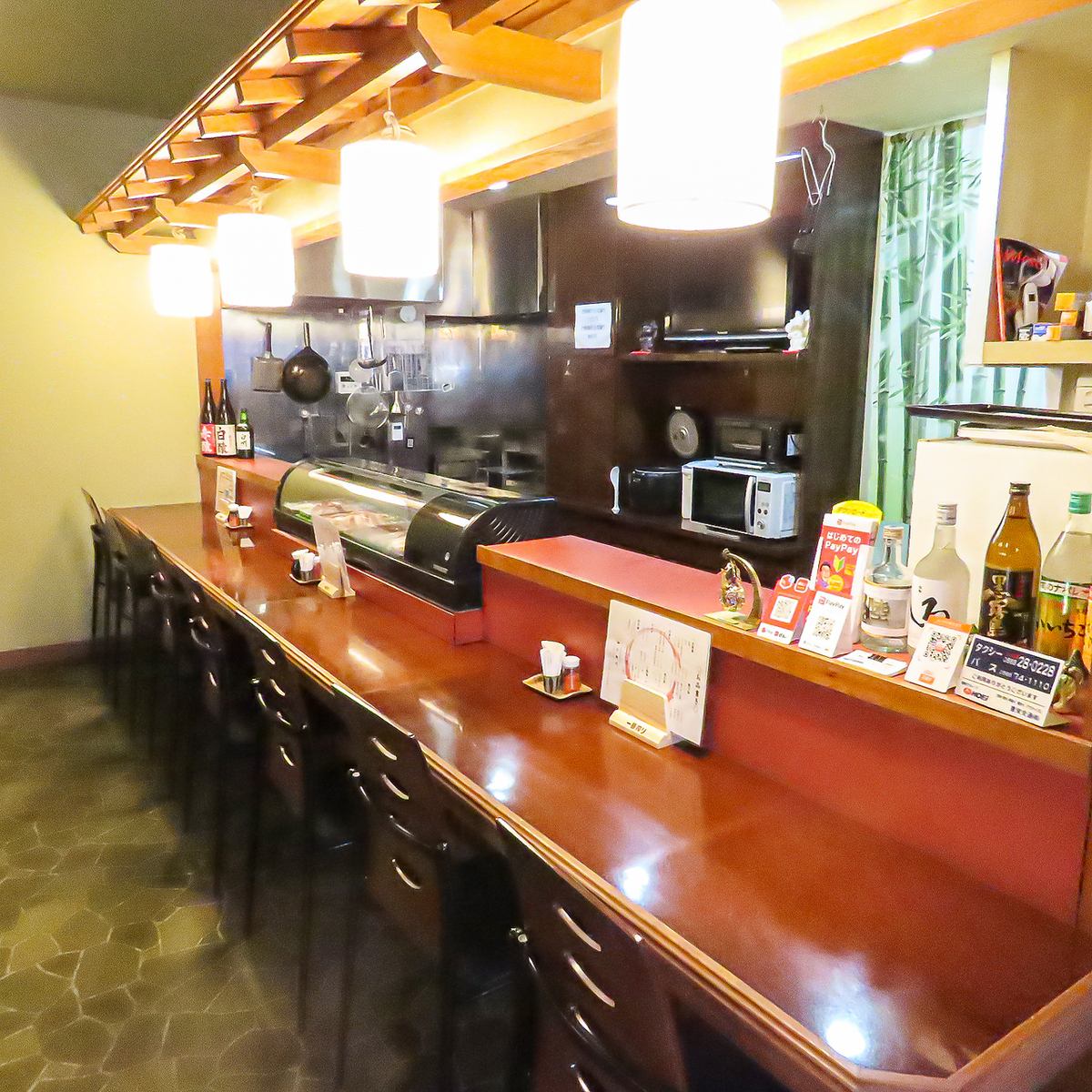 カウンター席では会話とお料理をお愉しみください♪