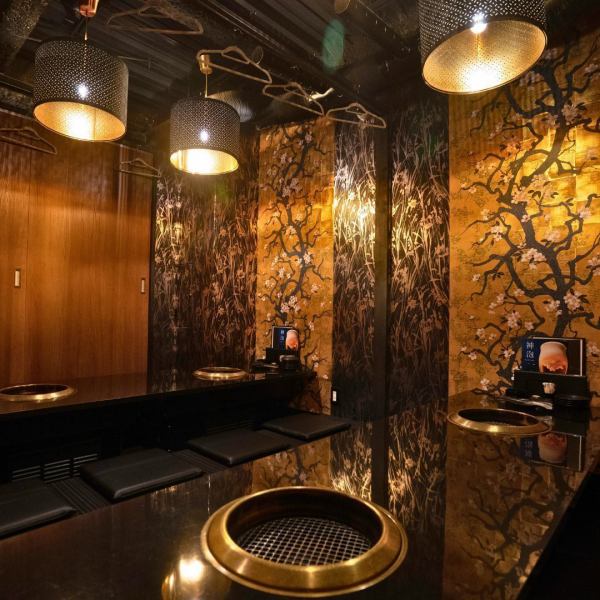 周囲を気にせず、上質な焼肉と会話を楽しみたいお客様へ。 当店は、金山で唯一「全席・扉付きの完全個室」をご用意しております。少人数でのデート、ご家族での食事、大切な接待、大人数での会社宴会まで、プライベートな空間でA5黒毛和牛を心ゆくまでご堪能いただけます。