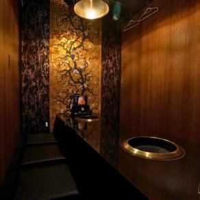 【4名様~8名様個室】失敗したくない会に。接待・会食に最適な上質な掘りごたつ個室。大切なビジネスシーンでのご利用に。靴を脱いでリラックスできる掘りごたつ式の完全個室です。 完全個室のため、商談や重要な会話も安心してお話しいただけます。料理は、A5黒毛和牛を存分に楽しめる接待専用コースをご用意。