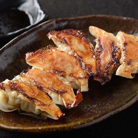 【人気NO.2】外パリ中モチ！にんにく不使用の口八町でしか決して味わうことのできない当店の特製鶏餃子♪