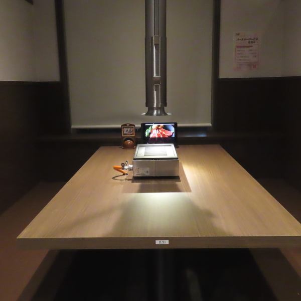 周りを気にせずに過ごせるBOXのテーブル席も。お子様連れのご家族の方や、女子会、デートなどのご利用にも好評です。木の温もりを感じる落ち着いた雰囲気の中、こだわりの焼肉をじっくりとご堪能ください。