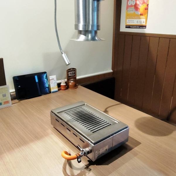 各テーブルにはプレートタイプのロースターを設置。お肉がしっかり焼けると好評です。排気ダクトを直上に設置し、煙が気にならない焼肉店です。