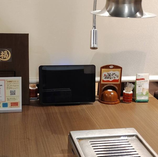 各テーブルにはタブレットオーダーを導入していますので、気兼ねなくオーダーしていただけます。また、タブレットオーダーが苦手な場合は、スタッフがご注文をお受けすることもできますので、卓上のボタンにてスタッフをお呼びください。