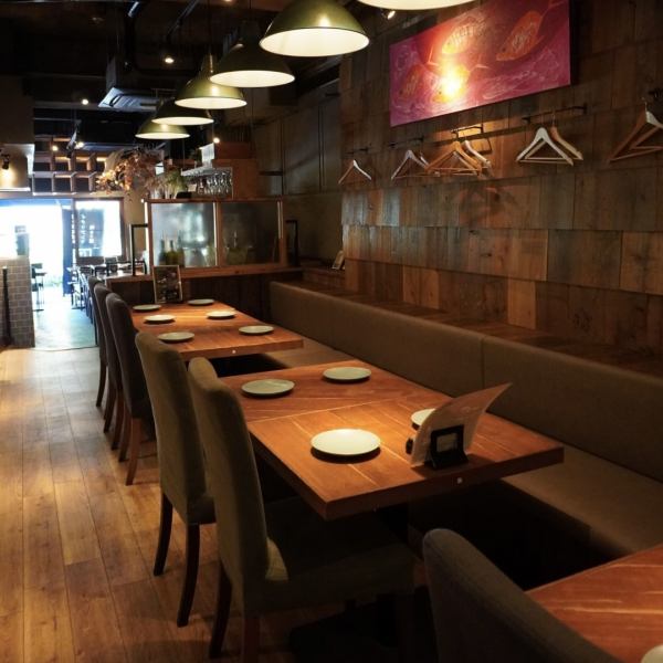 中・小宴会にピッタリ♪ゆったり座れるお席は、団体様にもピッタリ♪2人席～御座いますので、デートや女子会、誕生日会だけでなく団体様のご宴会にもピッタリです♪