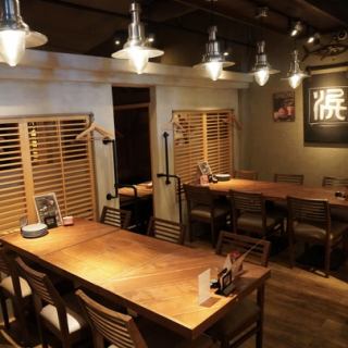 ゆったりとしたテーブル席。ちょっとした団体様の貸切スペースにも◎