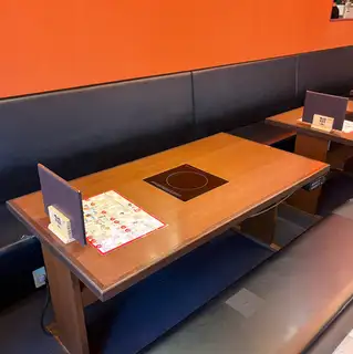 ご友人同士の飲み会やカジュアルな会食にも最適です。こだわりの空間で心ゆくまでお寛ぎください。