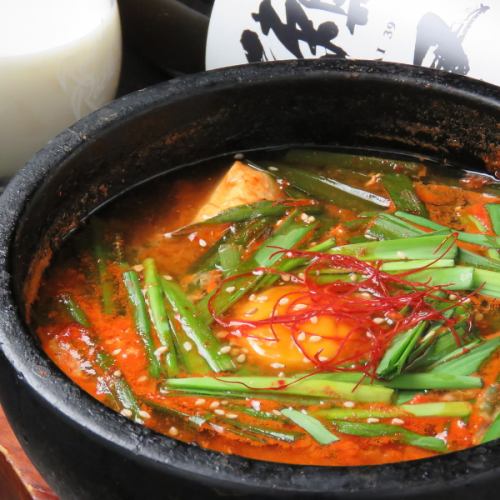 在炎热的夏季和寒冷的冬季，在火锅中宴会☆推荐使用Sundubu Jjigae套餐，搭配豪华的国产牛肉！