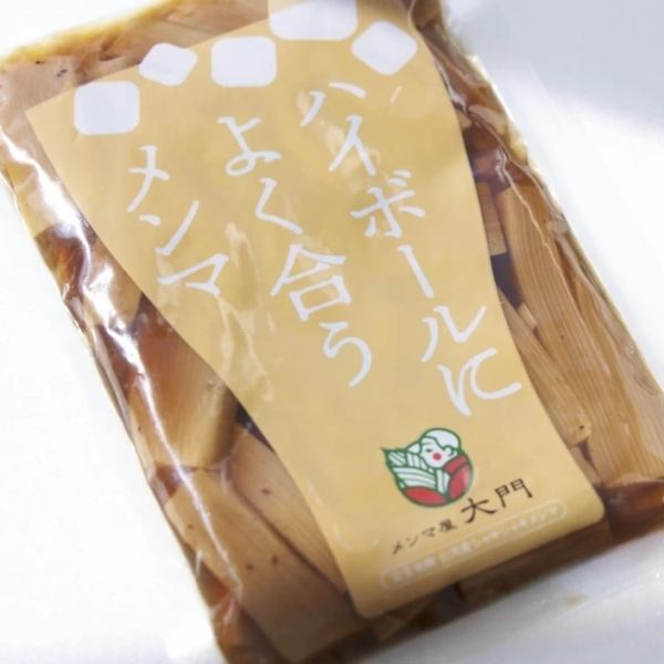 駅から2分、大人数でも一体感を楽しめる広々フロアで肉宴会!まずはお通しの「ハイボールによく合うメンマ」で乾杯。実はこれ、あの『通販の虎』で絶賛された自慢の逸品なんです。お肉が焼き上がるまでの時間も、お酒が止まらなくなること間違いなし。活気溢れる空間で、話題の味と共に最高の夜をお過ごしください!