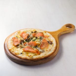スモークサーモンとキノコのクリームピザ