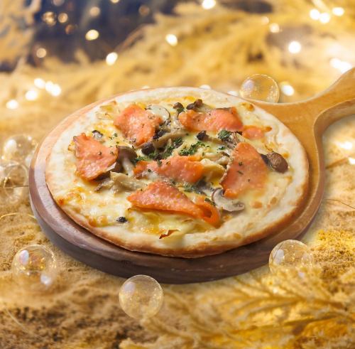 スモークサーモンとキノコのクリームピザ