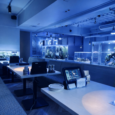 水槽に囲まれた団体様席！最大20名様まで収容！歓送迎会、忘年会、新年会などの宴会にも対応！