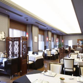 ご家族でのお食事や友人との飲みにも使いやすい4名様用のテーブル席。人数に応じてお席をご用意しますので、お気軽にお声かけください。