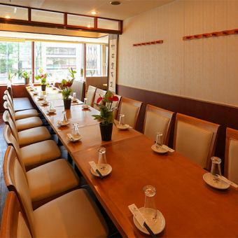 片側ソファーのテーブル席は最大16名様までご利用可能。友人や同僚との飲み会など、様々なシーンでご利用いただけます。