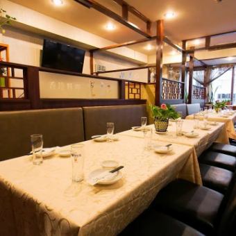 個室以外のテーブル席のエリアは、40～～80名様でフロア貸切が可能です！会社宴会や同窓会など、大人数での集まりにご利用いただけます。詳しくはお店までお問い合わせください。