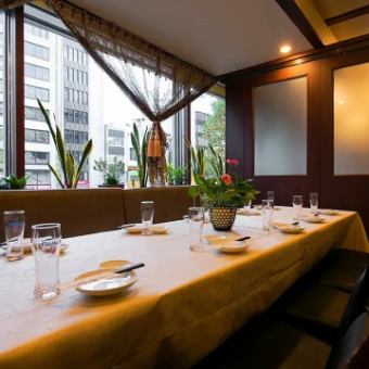 店舗貸切は着席は80～100名様まで、立食は80～最大120名様まで対応可能。会社宴会やイベントなど大人数での集まりにご利用いただけます。