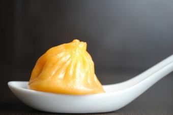 蟹の卵小籠包
