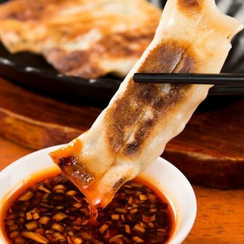 焼きたてのジューシーな餃子と点心をお得に！