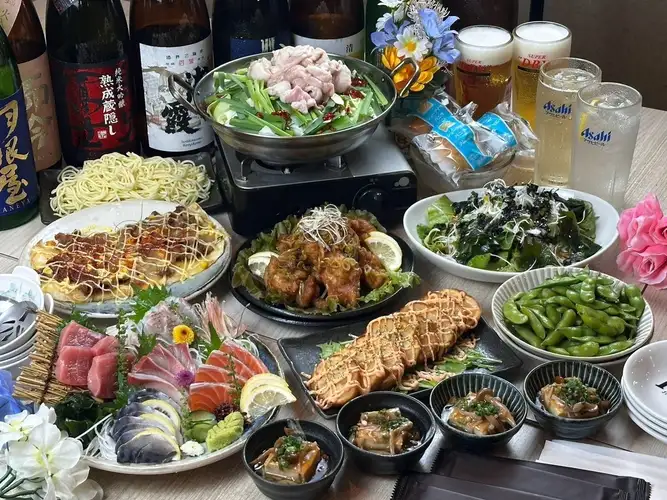 略显奢华且丰盛的2小时畅饮套餐,可选择您喜欢的火锅♪ 特色牛杂火锅、5种时令刺身等等!