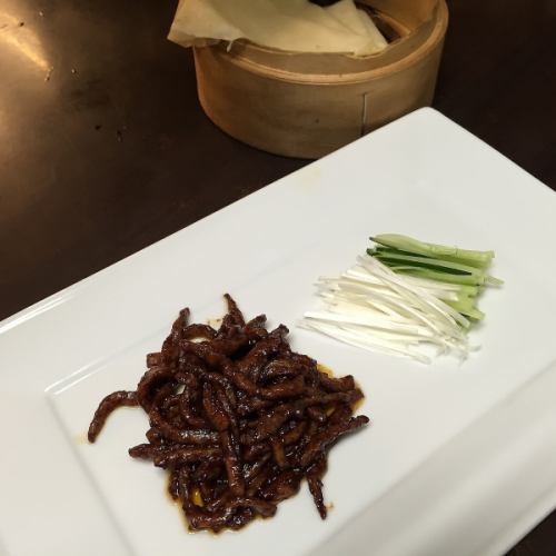 Shredded beef stir-fried with sweet miso Chinese crepe rolls (2 pieces)