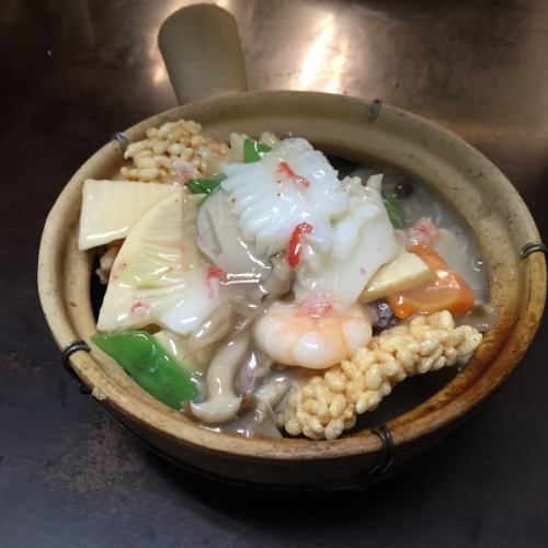 Four kinds of seafood with salty sauce and scorched rice "Clay pot style" (serves 2-3)