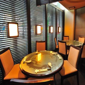 A semi-private room with a round table where you can enjoy Chinese cuisine in a relaxed manner.