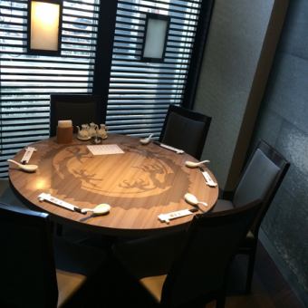 It is also possible to use a round table semi-private room for 4 people.