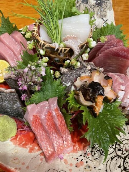【お刺身盛り合わせ】旬の魚介を思う存分お楽しみください