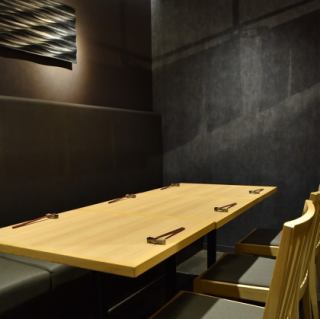 The tasteful Japanese-style interior has a calm atmosphere where you can relax.The spacious seats are perfect for dining with important people or entertaining guests.