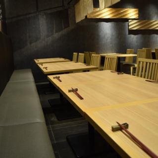 There are table seats and counter seats in the store.It can also be used for banquets for up to 14 people.Please feel free to visit us even if you are alone.