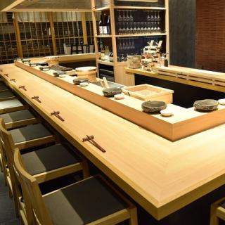 温かみのある和の雰囲気を感じられる店内は、お一人様でもお気軽にお越しいただけます。カウンター席もあるので、お仕事帰りにもお気軽にお立ち寄りください。