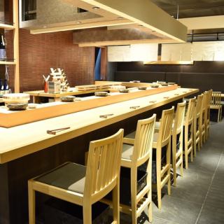 The counter seats are recommended for a couple's date.Create a special day with our sushi chef's choice course.