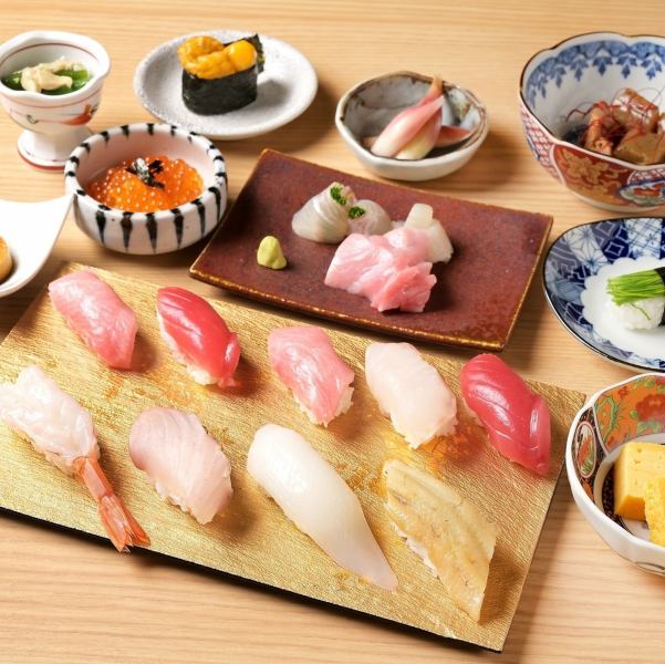 「午餐時間有限，11:00 至 15:00」Yasuzo。壽司 omakase 3850 日元。在KITTE名古屋內的日式空間中享受奢華的時光。