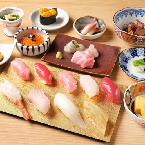 “午餐时间有限，11:00 至 15:00”Yasuzo。寿司 omakase 3850 日元。在KITTE名古屋内的日式空间中享受奢华的时光。