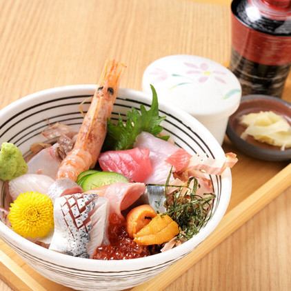 "Weekday lunch limited rice bowl" [Okuyama Yasuzodon (very seafood rice bowl)] *2500 yen with steamed egg custard and red miso soup