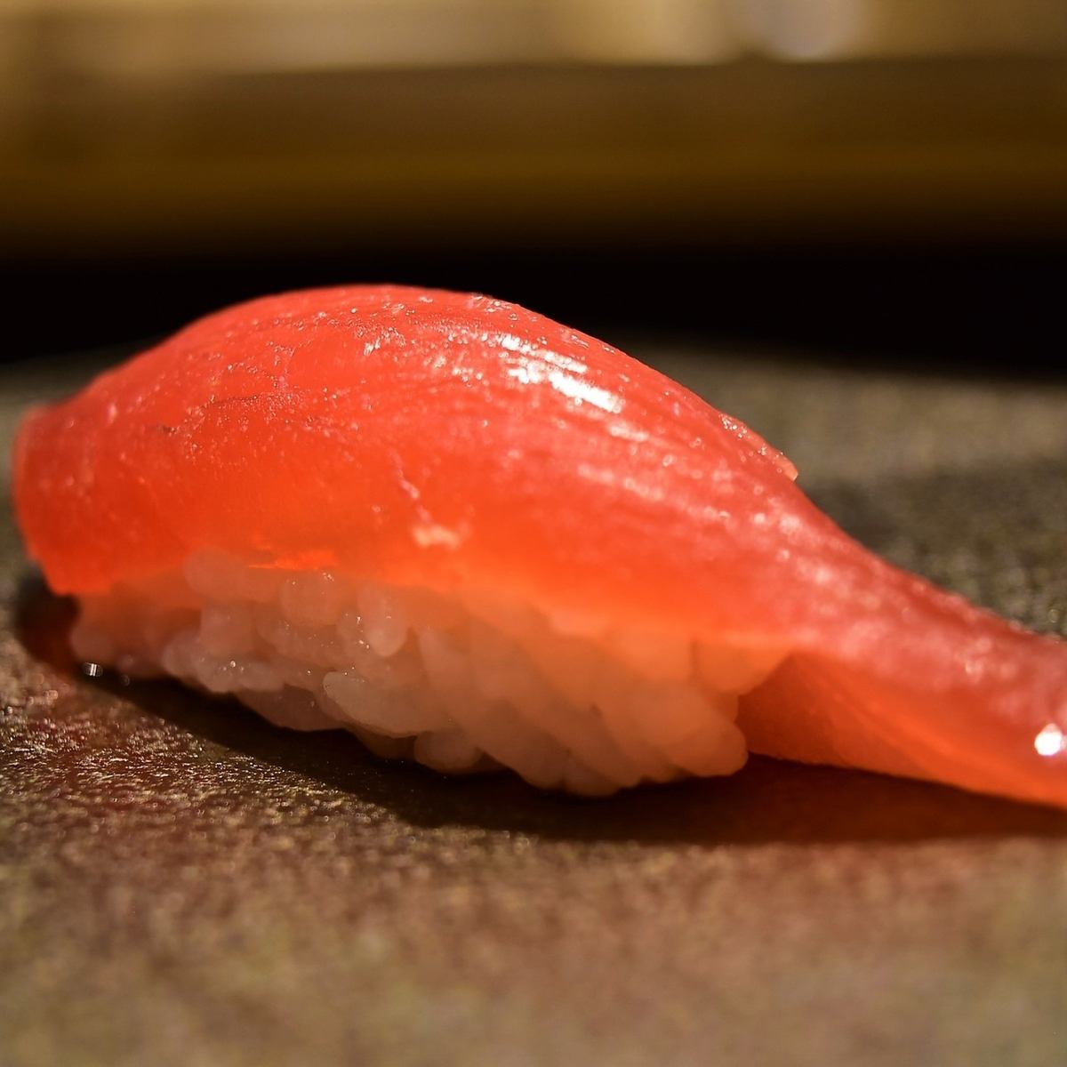 今朝、水揚げした天然魚や生産者が大切に育てたブランド魚を提供
