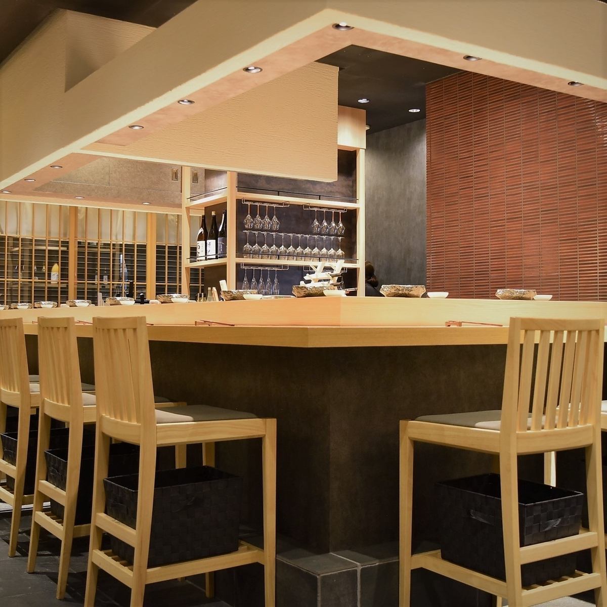 我們有一個雙人座位空出來了。請享用我們由技藝精湛的壽司師傅製作的壽司。