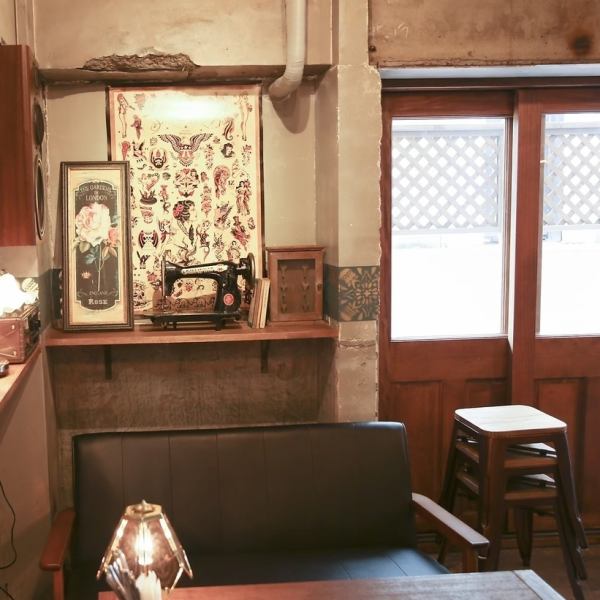 ビンテージとアンティークが融合したおしゃれな店内は、コンクリートむき出しの隠れ家のような雰囲気。ドライフラワーやアンティーク感のある装飾が施され、心地よい照明が演出する特別な空間は、女子会やお祝いにぴったり♪落ち着いた雰囲気の中で、素敵なひとときをお過ごしいただけます。お気軽にお立ち寄りください！