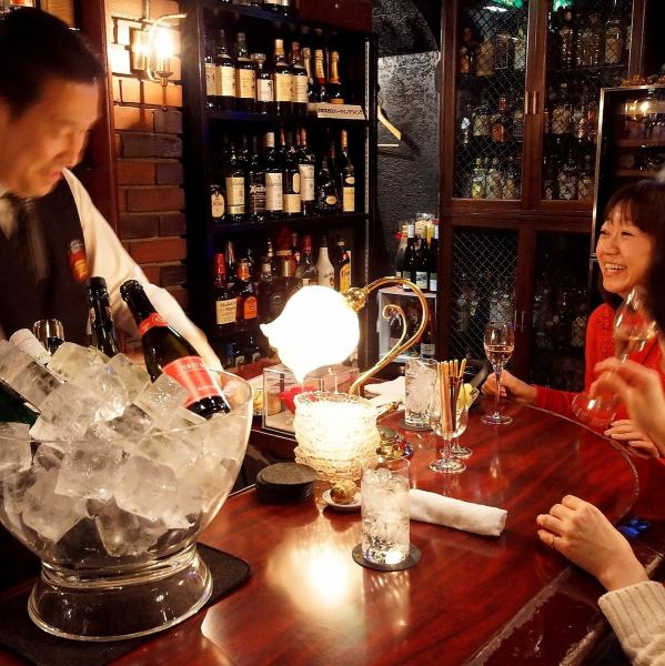 A long-established bar that sits on the 7th floor of the “Momoya Building” located on the south 5th west 5th street corner.The sommelier-qualified owners stock delicious wine at that time, so it's a great point to be able to always meet new wines.