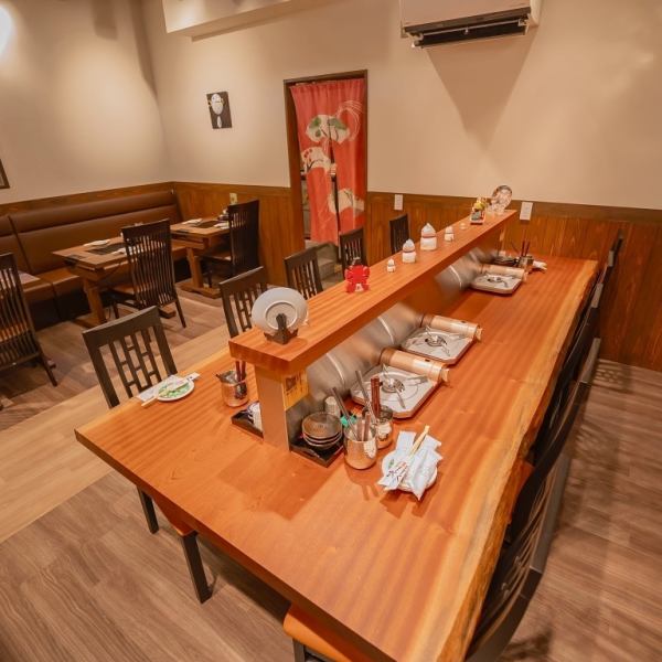 大テーブル席もご用意しております◎ご家族や友人とのお食事はもちろん、大人数での各種宴会利用も大歓迎！お気軽にお問い合わせお待ちしております。