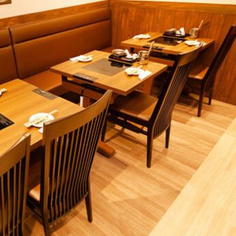 2名様掛けのテーブル席をご用意しております。