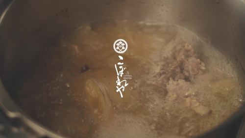 Overwhelmingly delicious: Shigoku Dashi (pork bone broth)