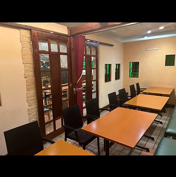 広々としたビアホールは、忘新年会に最適な空間！飲み放題＆食べ放題で、仲間とワイワイ盛り上がれます。さらに、お得な特典をご用意！30名様以上のご予約で幹事様1名が無料になるサービスを実施。また、50名様以上で貸し切りも可能です。大人数での各種宴会は、ぜひ当店にお任せください！