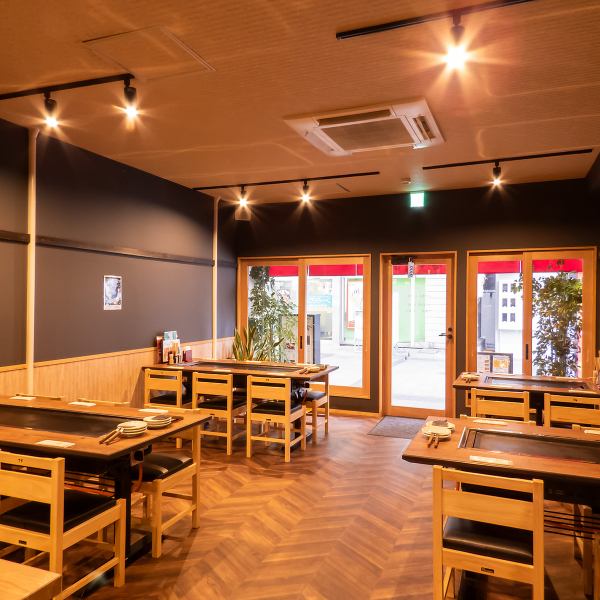 柔らかい照明や落ち着くインテリアで温かみのある空気が店内を包み込んでいます。テーブルやカウンター席など様々なタイプのお席をご用意しており、どんなシーンにも対応可能◎岡山城&後楽園観光にぴったり☆